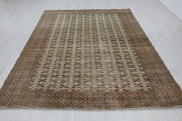 brown Large rug 6' 9" x 9' 0"