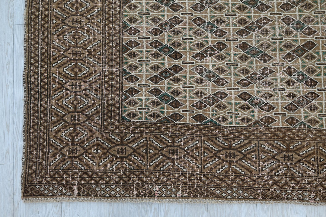 brown Large rug 6' 9" x 9' 0"