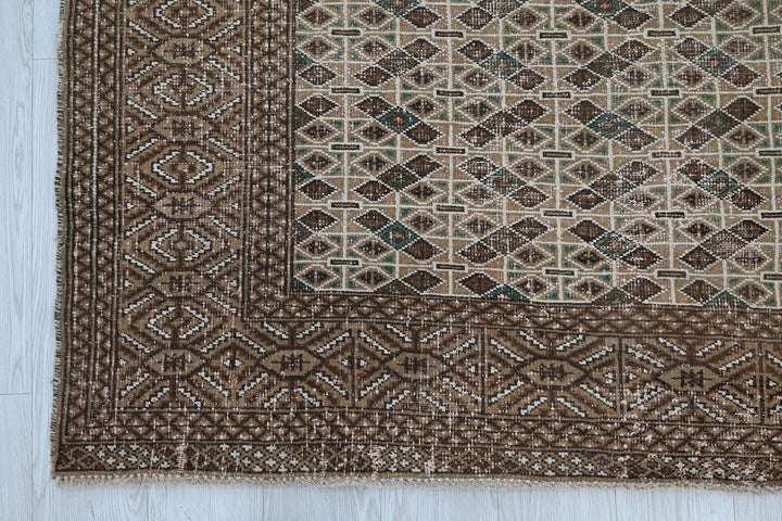 brown Large rug 6' 9" x 9' 0"