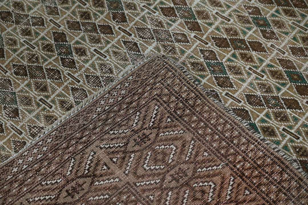 brown Large rug 6' 9" x 9' 0"