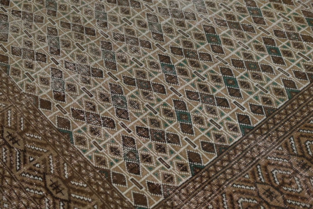 brown Large rug 6' 9" x 9' 0"