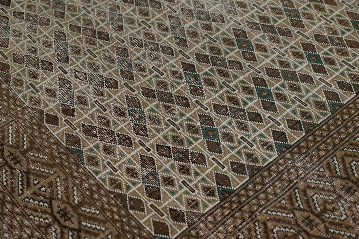 brown Large rug 6' 9" x 9' 0"