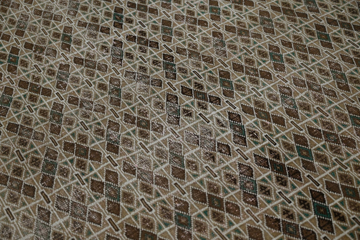 brown Large rug 6' 9" x 9' 0"
