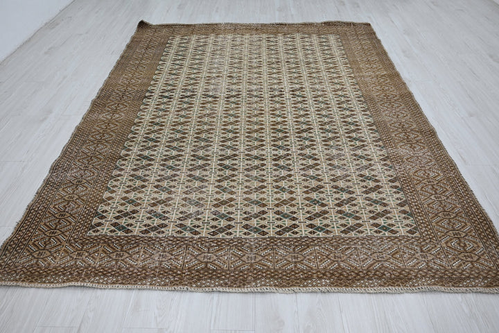 brown Large rug 6' 9" x 9' 0"