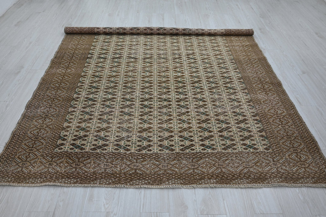 brown Large rug 6' 9" x 9' 0"