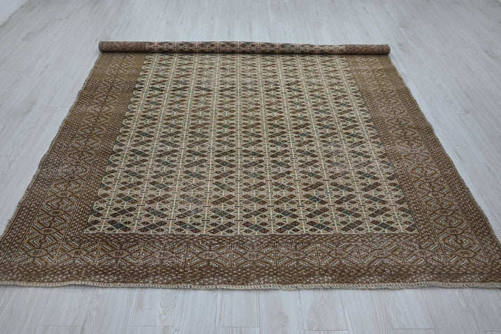 brown Large rug 6' 9" x 9' 0"