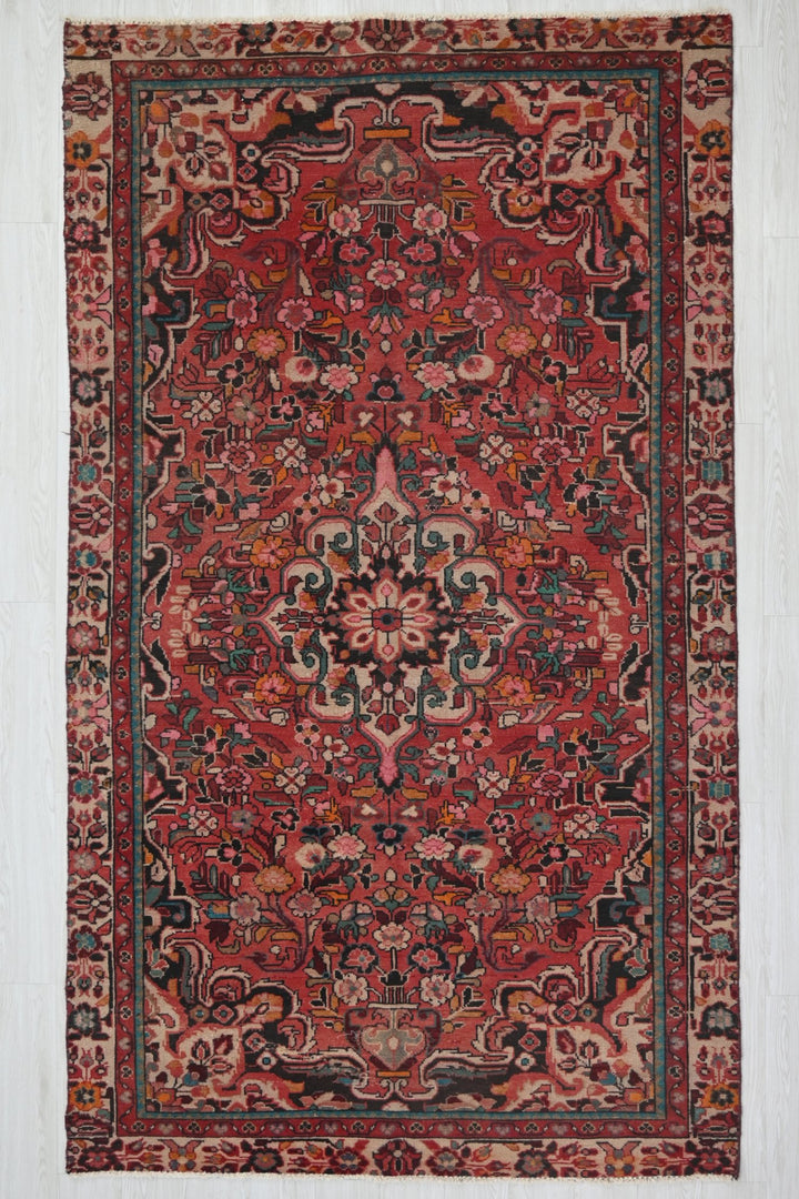 red Medium rug 5' 2" x 9' 1"