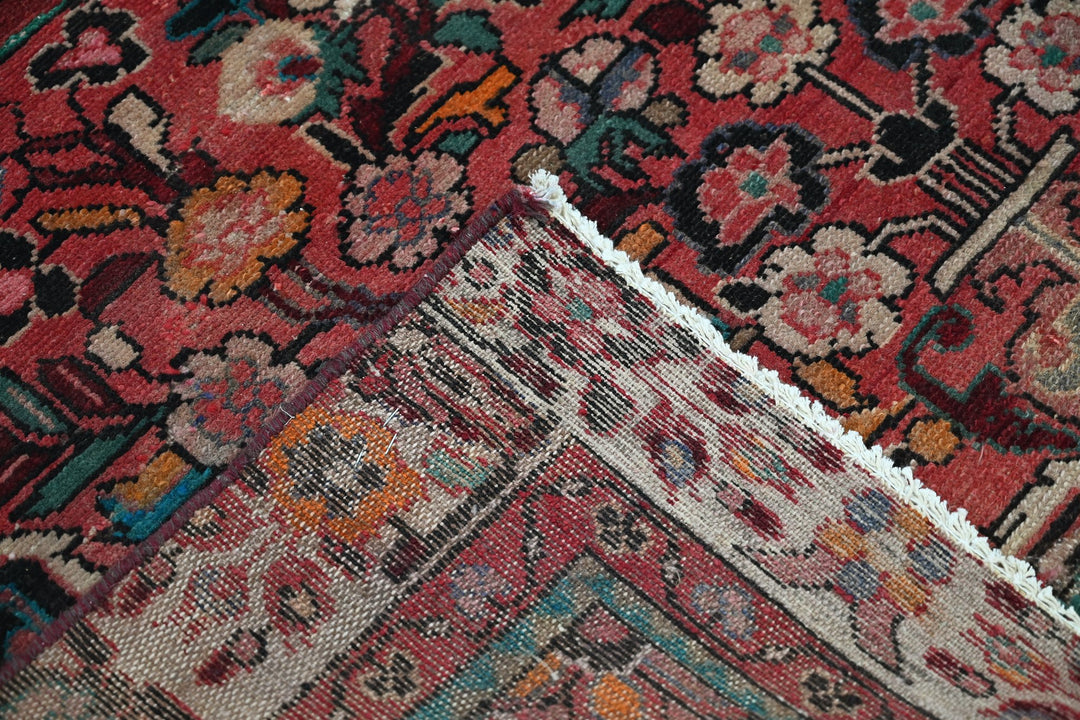 red Medium rug 5' 2" x 9' 1"