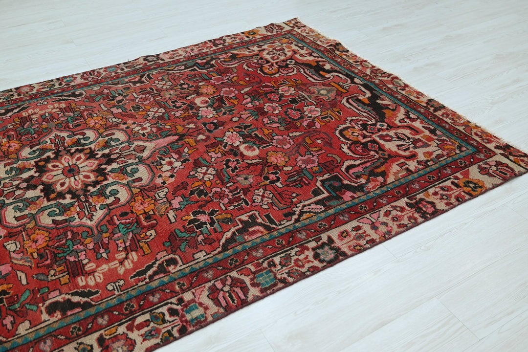 red Medium rug 5' 2" x 9' 1"