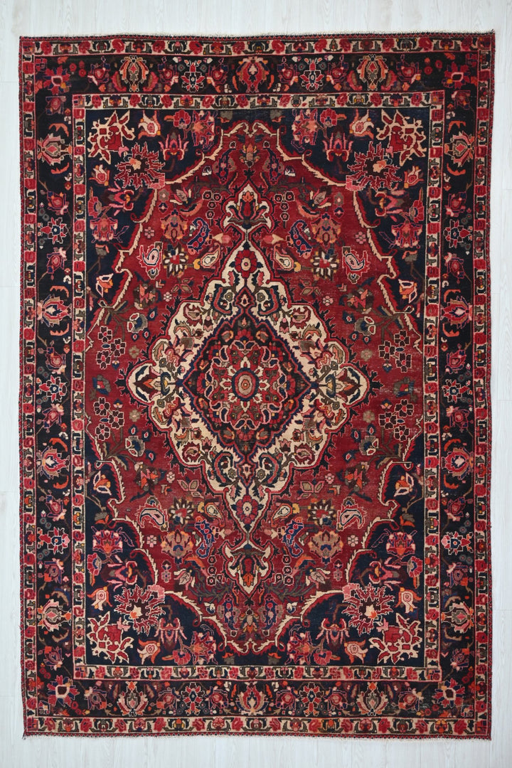 red Large rug 6' 11" x 10' 1"