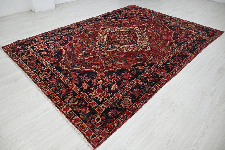 red Large rug 6' 11" x 10' 1"
