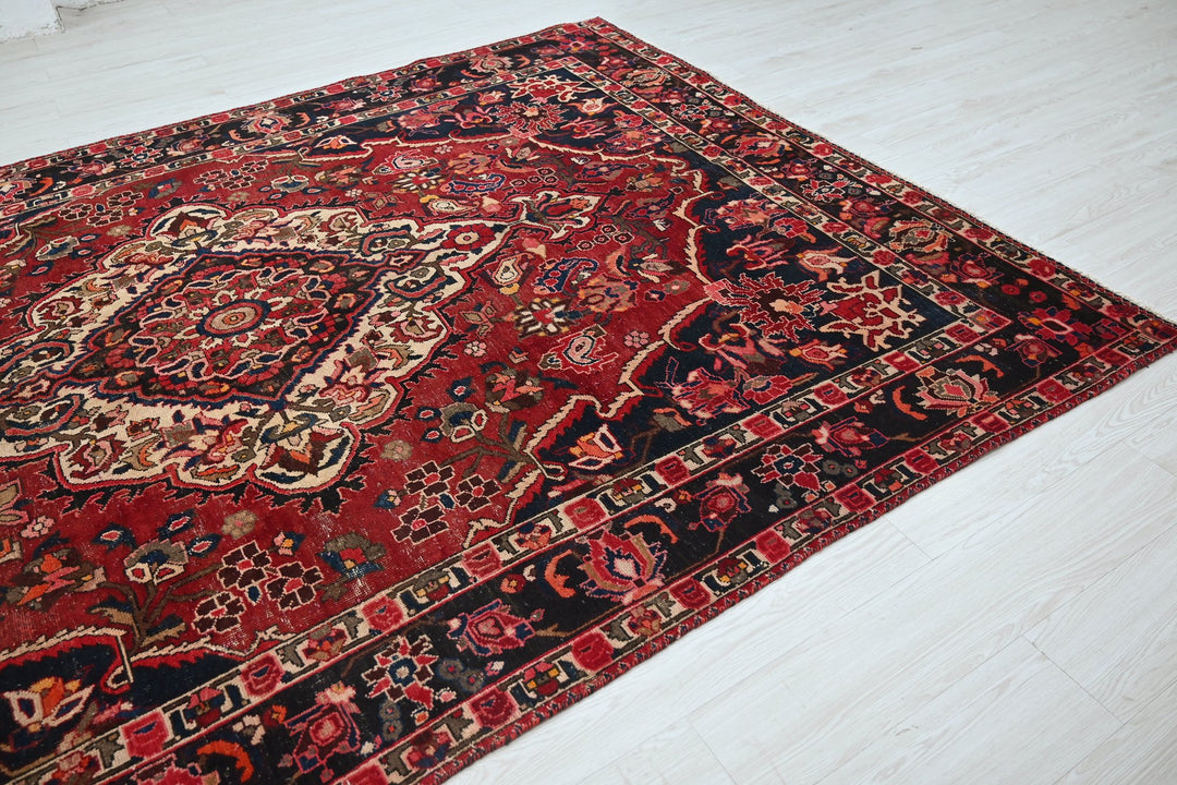 red Large rug 6' 11" x 10' 1"