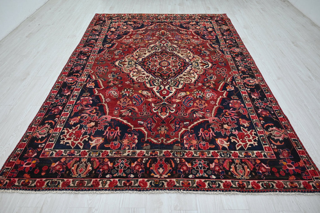 red Large rug 6' 11" x 10' 1"