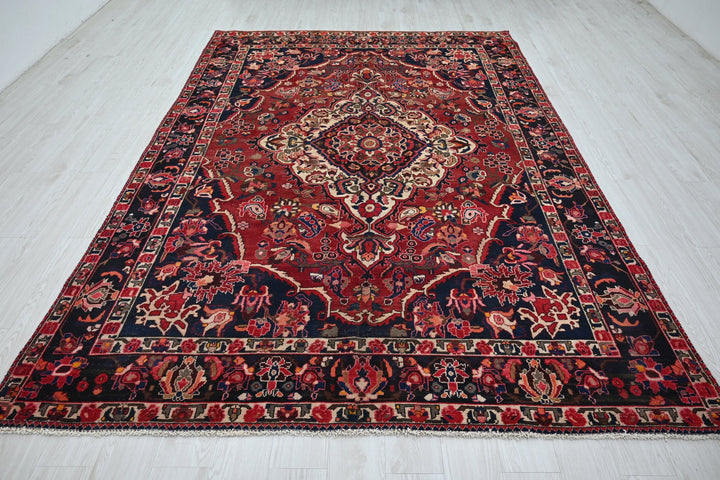 red Large rug 6' 11" x 10' 1"