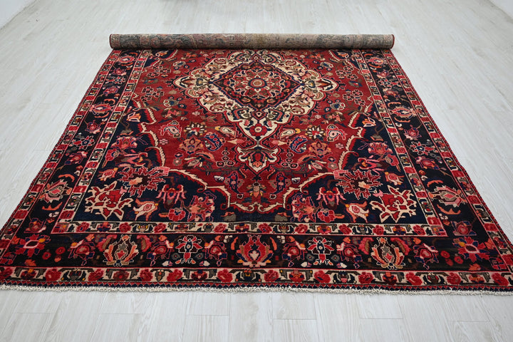 red Large rug 6' 11" x 10' 1"
