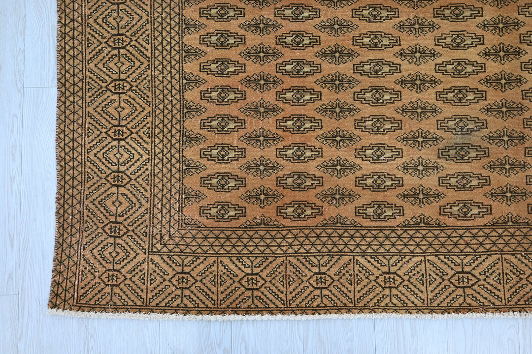 brown Large rug 6' 7" x 8' 6"