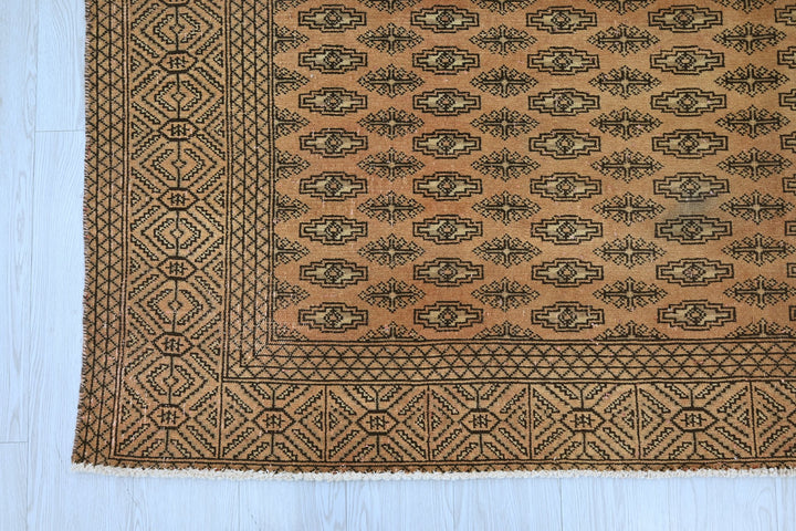 brown Large rug 6' 7" x 8' 6"