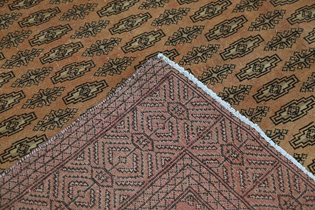 brown Large rug 6' 7" x 8' 6"