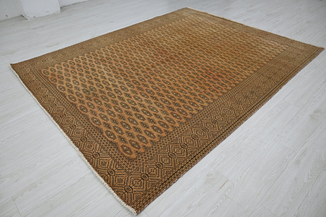 brown Large rug 6' 7" x 8' 6"