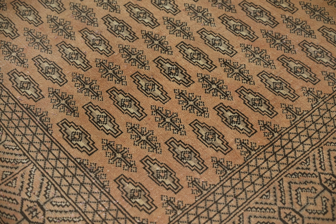 brown Large rug 6' 7" x 8' 6"