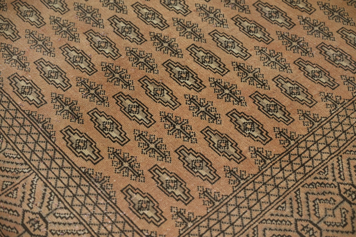 brown Large rug 6' 7" x 8' 6"