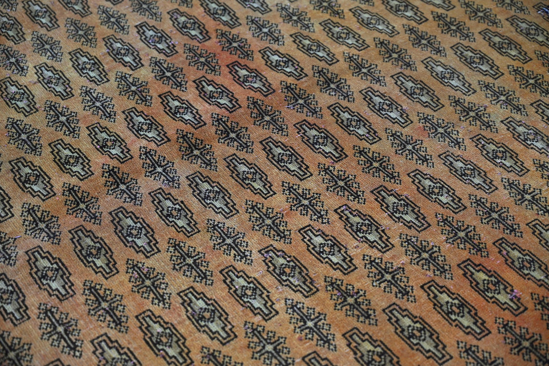 brown Large rug 6' 7" x 8' 6"