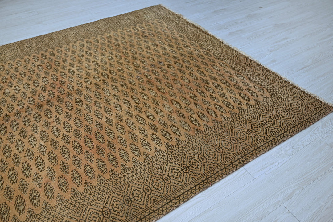 brown Large rug 6' 7" x 8' 6"