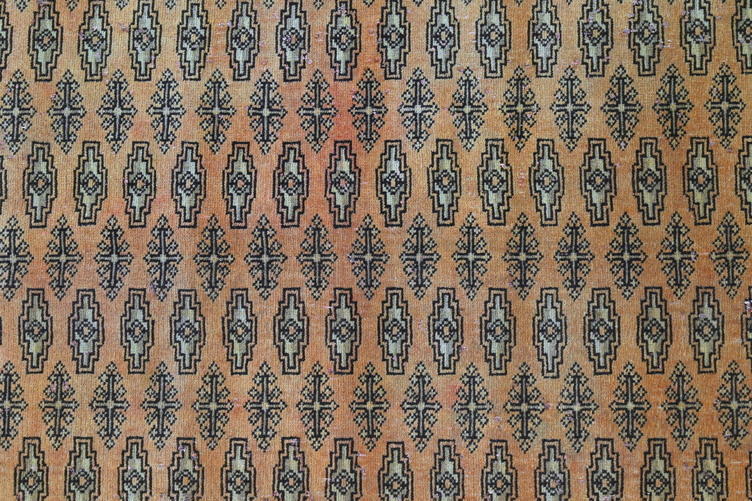 brown Large rug 6' 7" x 8' 6"