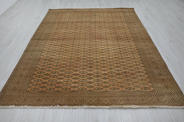 brown Large rug 6' 7" x 8' 6"