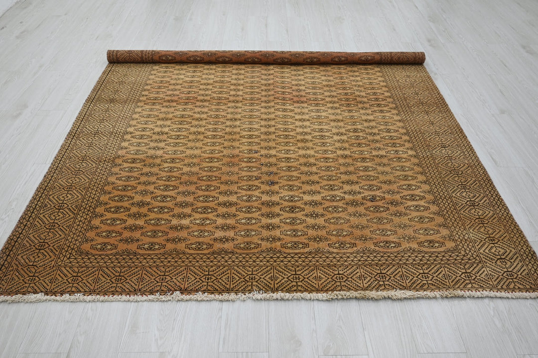 brown Large rug 6' 7" x 8' 6"