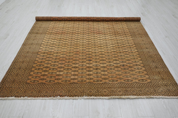 brown Large rug 6' 7" x 8' 6"