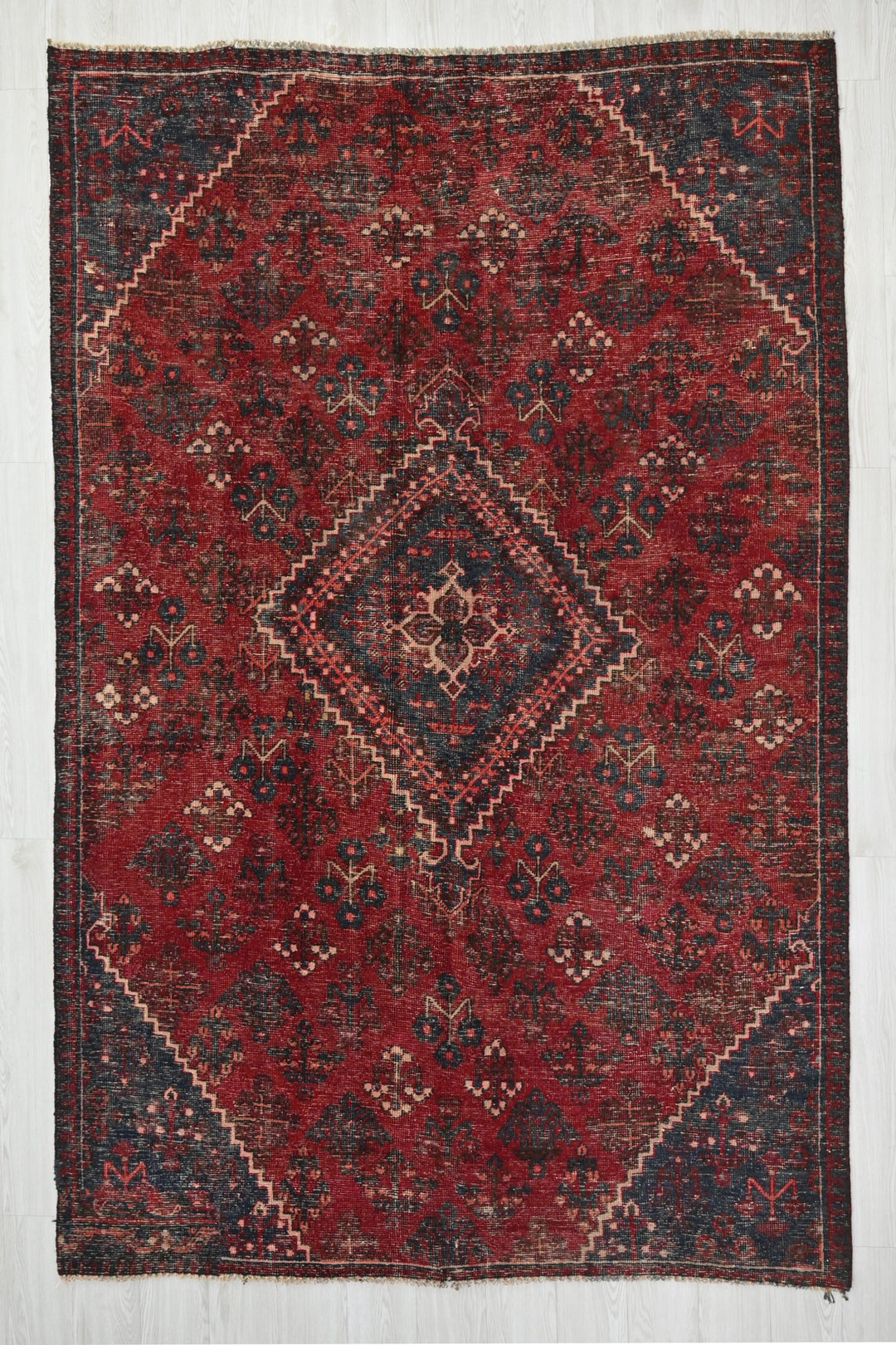 red Large rug 5' 8" x 9' 6"