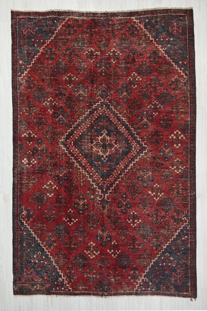 red Large rug 5' 8" x 9' 6"