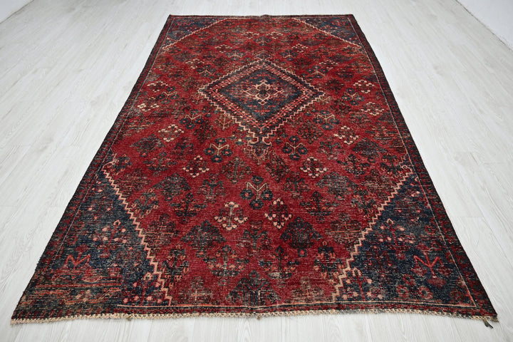 red Large rug 5' 8" x 9' 6"