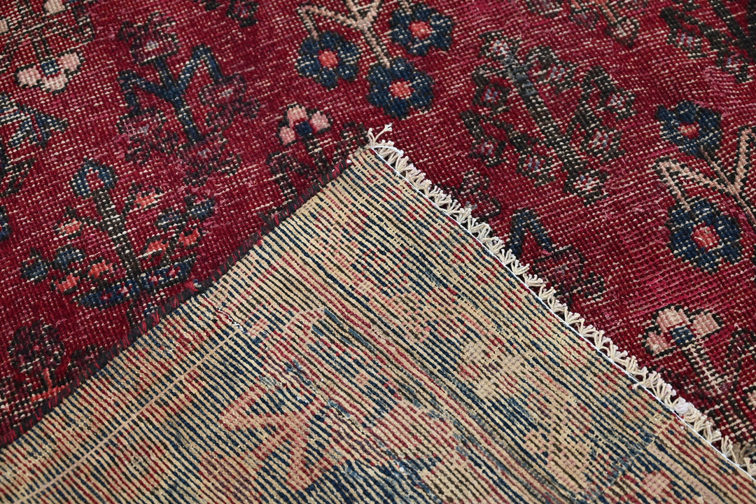 red Large rug 5' 8" x 9' 6"