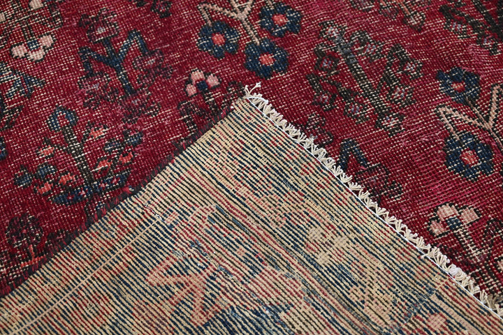 red Large rug 5' 8" x 9' 6"