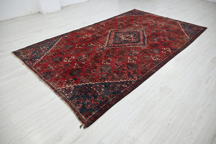 red Large rug 5' 8" x 9' 6"