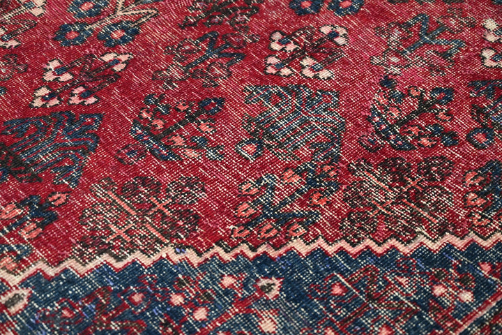 red Large rug 5' 8" x 9' 6"