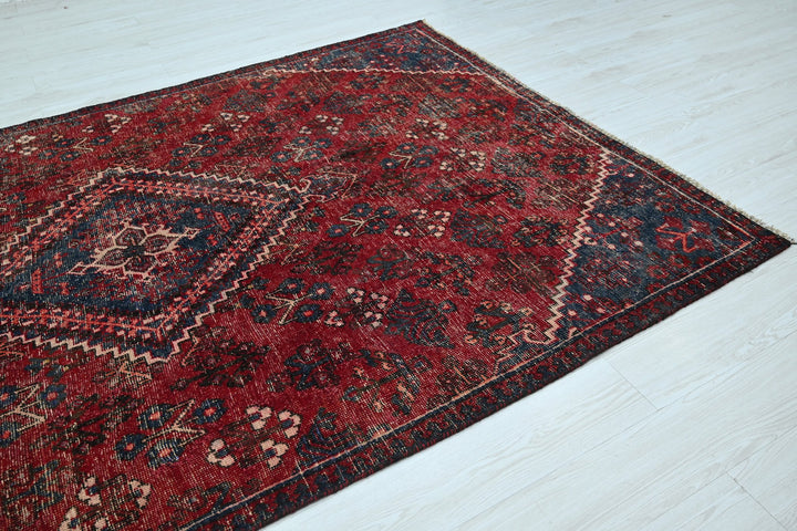 red Large rug 5' 8" x 9' 6"