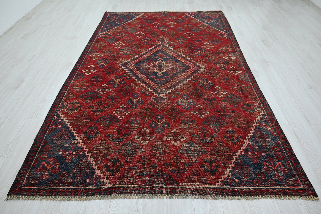 red Large rug 5' 8" x 9' 6"