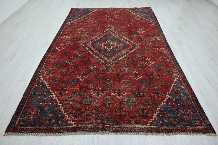 red Large rug 5' 8" x 9' 6"