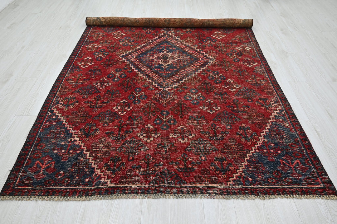 red Large rug 5' 8" x 9' 6"