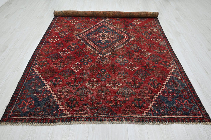 red Large rug 5' 8" x 9' 6"