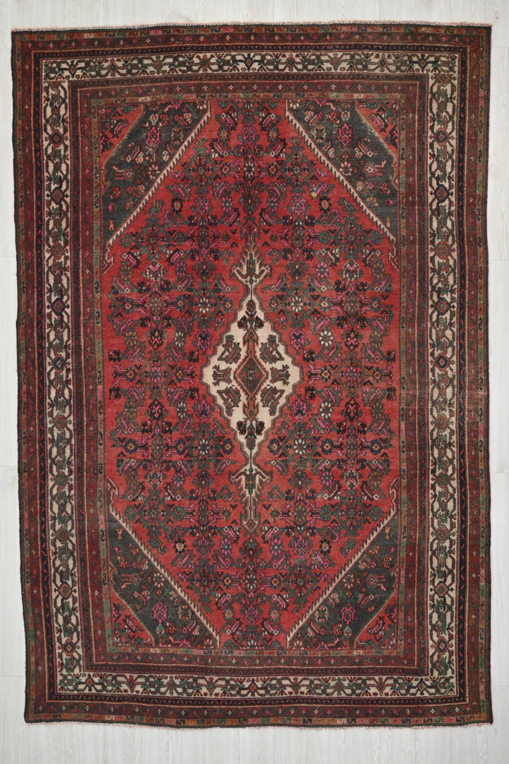 red Large rug 6' 8" x 10' 0"