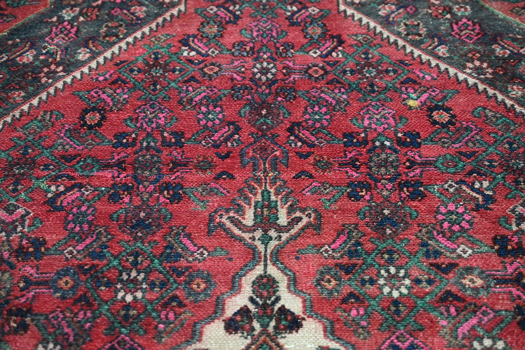 red Large rug 6' 8" x 10' 0"