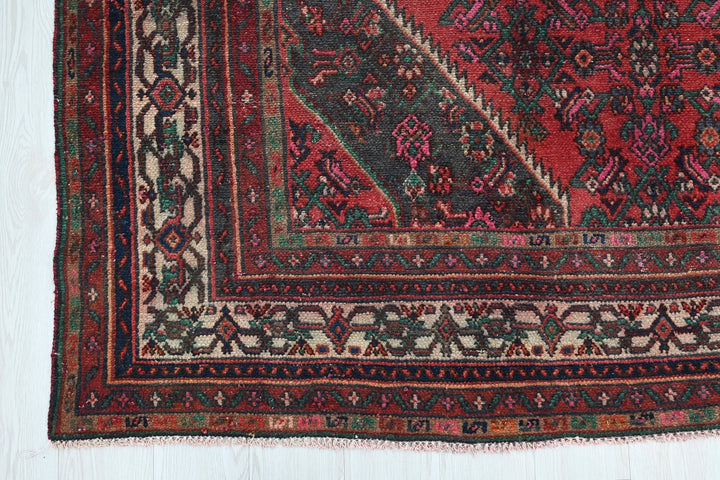 red Large rug 6' 8" x 10' 0"
