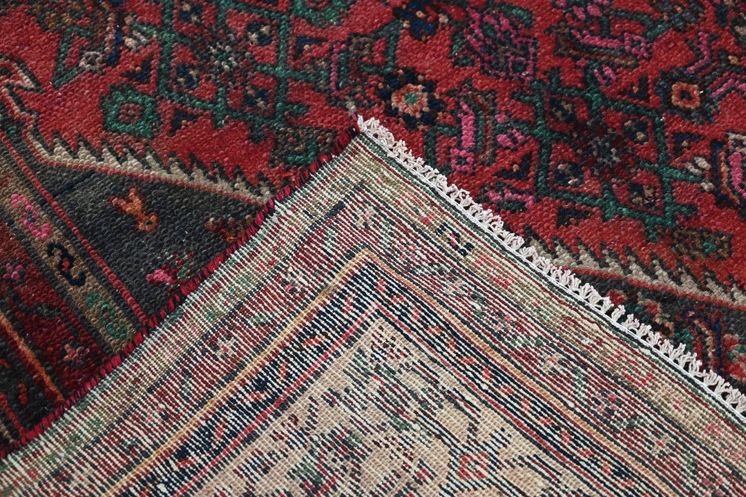 red Large rug 6' 8" x 10' 0"