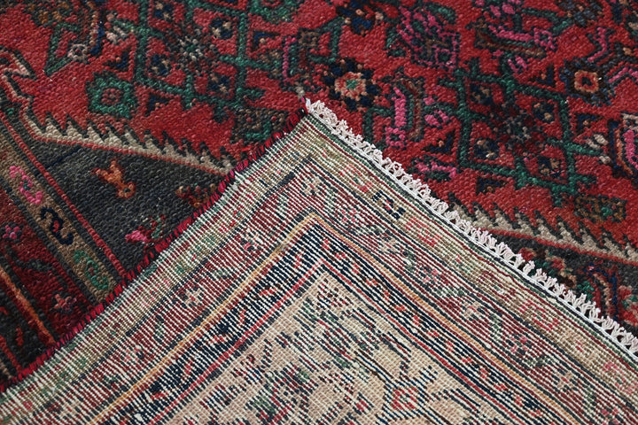 red Large rug 6' 8" x 10' 0"