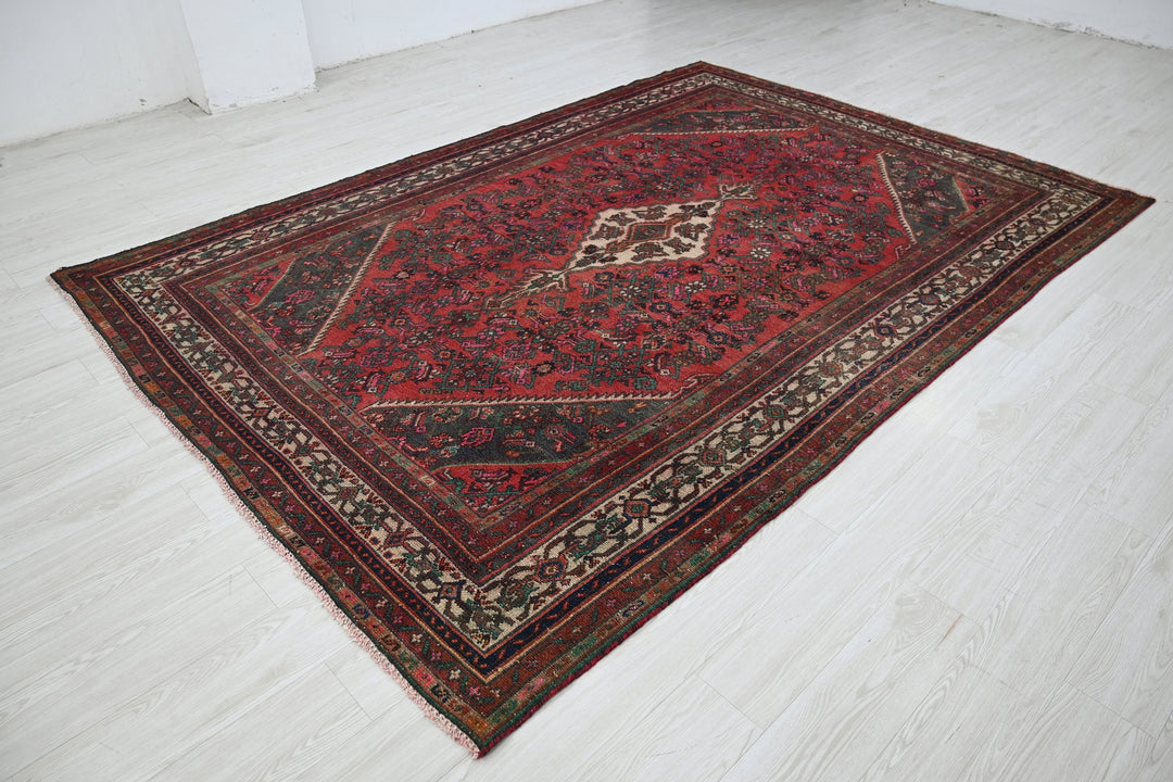 red Large rug 6' 8" x 10' 0"