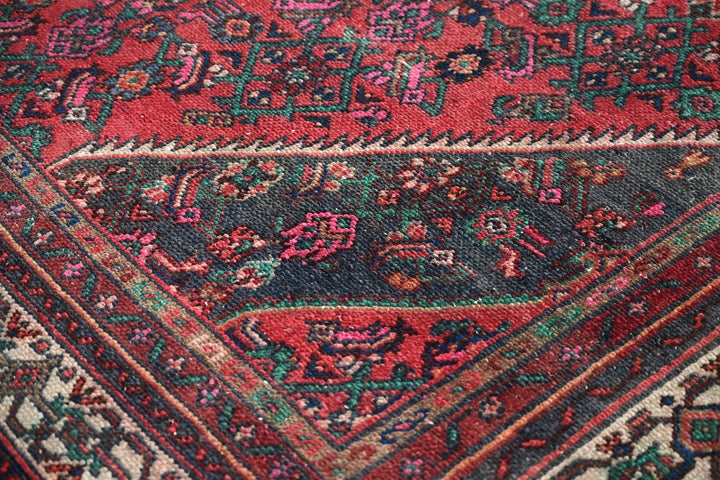 red Large rug 6' 8" x 10' 0"